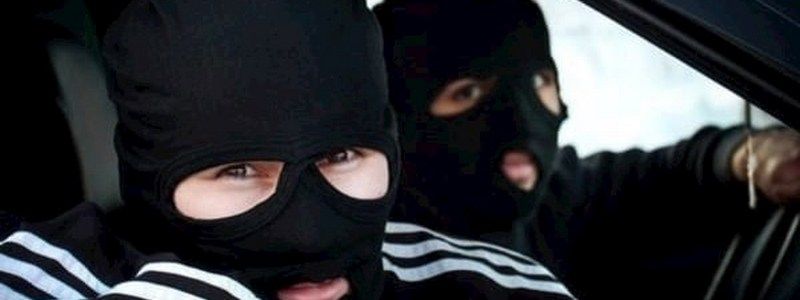 В Днепре мужчины в масках разбили стекло в машине, украли 200 тысяч и скрылись