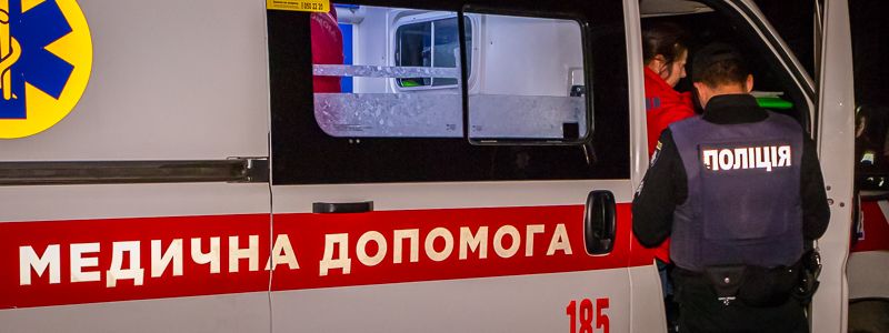 В Днепре на Победе возле общежитий двум парням порезали лица