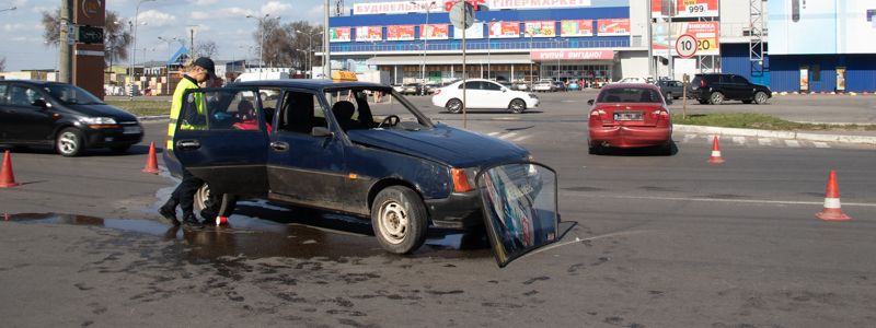 В Днепре возле "Каравана" такси догнало Daewoo: двое пострадали, водитель сбежал