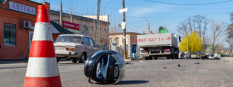 В Днепре на Большой Диевской столкнулись ВАЗ и мопед: пострадавшего забрала скорая