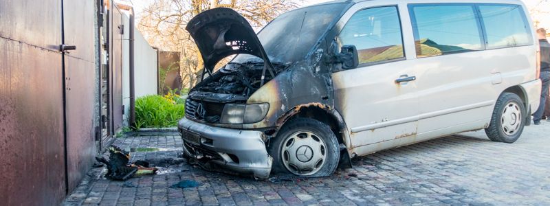 В Днепре на Добролюбова подожгли Mercedes Vito