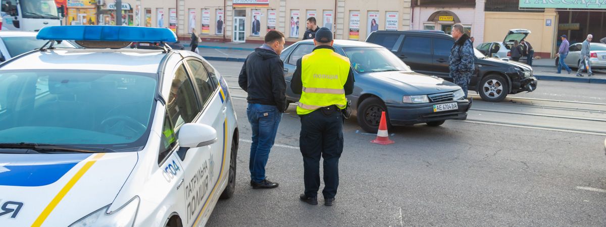 В Днепре напротив "Озерки" на трамвайных путях столкнулись Subaru и Opel