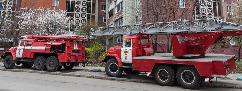 В Днепре на Запорожском шоссе спасателям пришлось вскрыть дверь, чтобы потушить пожар
