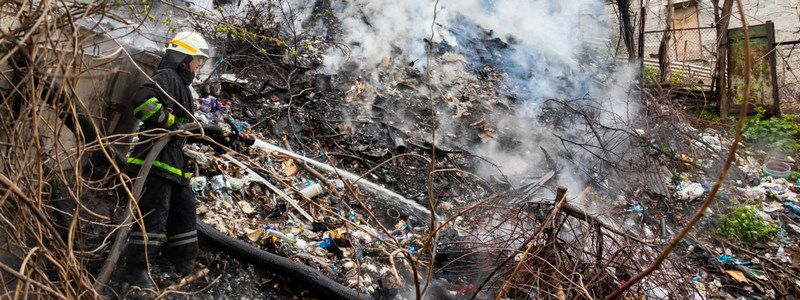 В Днепре загорелась свалка возле жилых домов