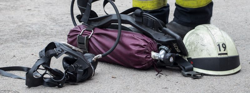 В Днепре на Ивана Мазепы горела квартира: мужчину с ожогами забрала скорая