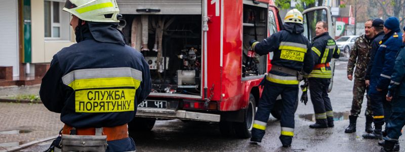 В Днепре на Гагарина горела квартира: спасатели достали через окно женщину