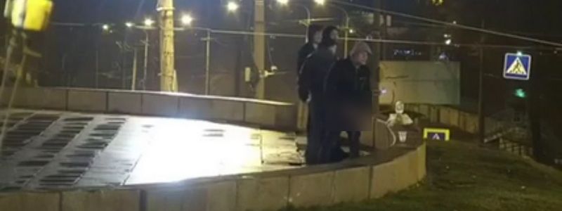"Есть граждане, а есть мрази": Борис Филатов показал справляющих нужду у памятника Славы
