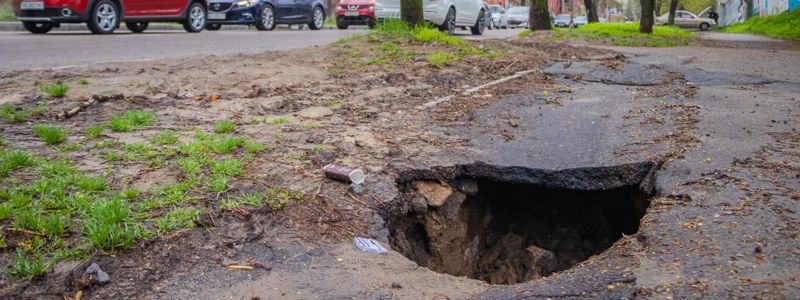 В Днепре на Короленко провалился асфальт