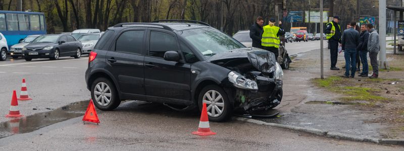 В Днепре на Запорожском шоссе столкнулись Suzuki и Nissan: пострадали оба водителя