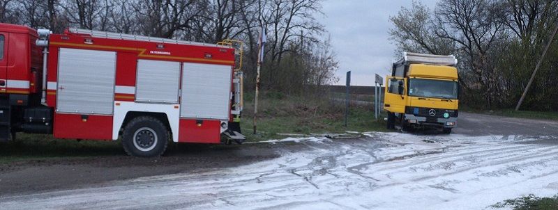 Под Днепром фура снесла ограждение, пробила бензобак и застряла на железнодорожном переезде