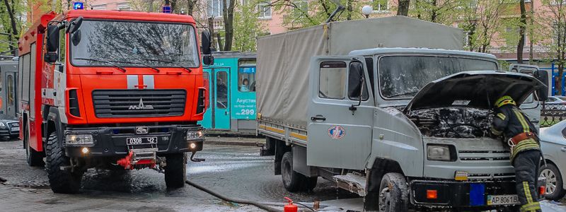 В центре Днепра автомобиль выгружал товар возле "Вина мира" и загорелся