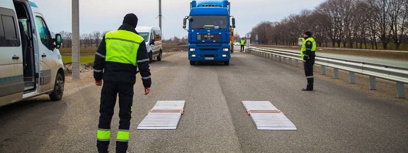 На трассе Днепр - Кривой Рог задержали фуру с рекордным перегрузом