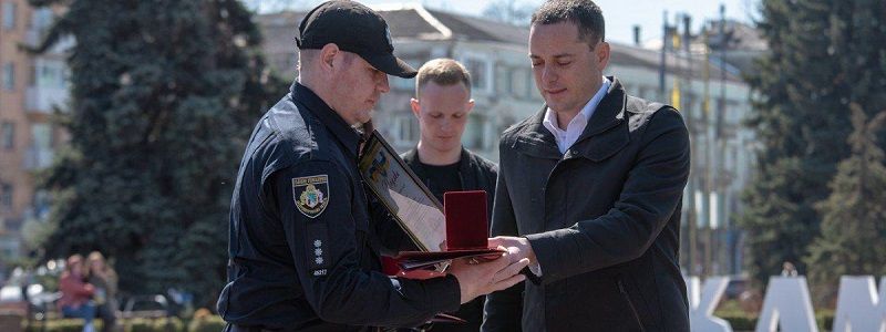 В Каменском наградили полицейских, которые задержали опасного преступника