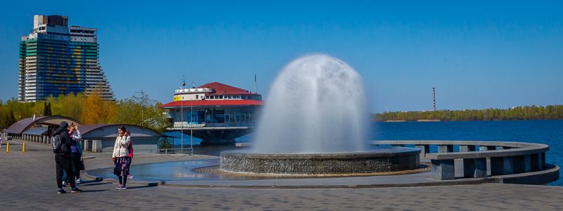 Весна уже тут: в Днепре включили первый фонтан