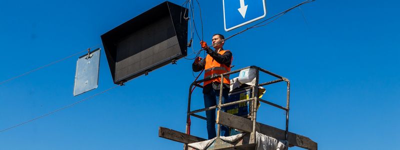 На Новом мосту в Днепре устанавливают реверсивные светофоры