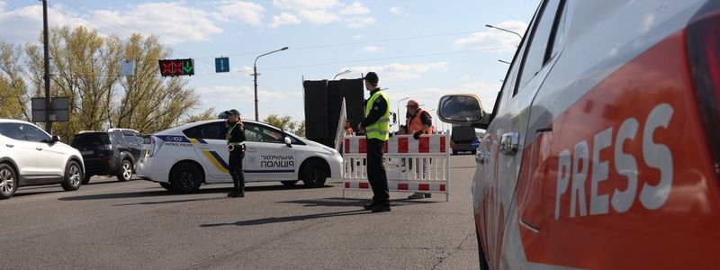 "Давай по новой": в Днепре частично перекрыли Новый мост