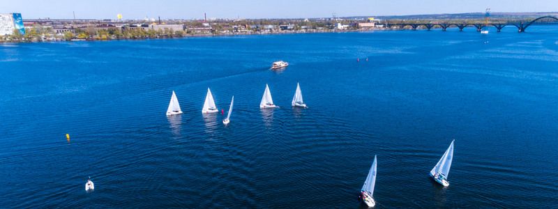 В Днепре яхт-сезон открыли зрелищной парусной регатой