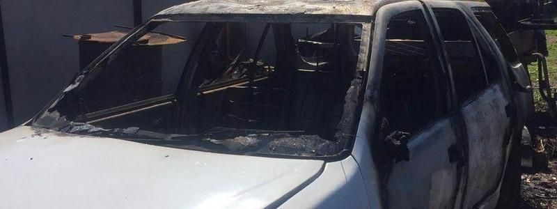 В Днепре во дворе частного дома сожгли Peugeot