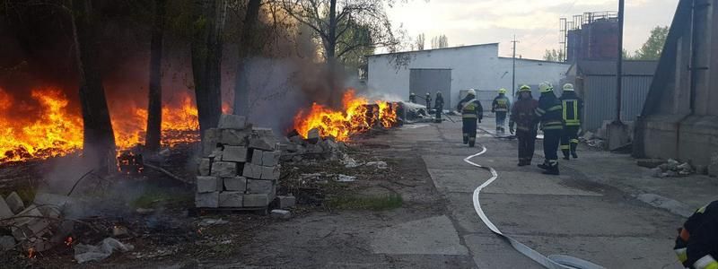 Пожар на Левом берегу Днепра: полыхает цех на предприятии