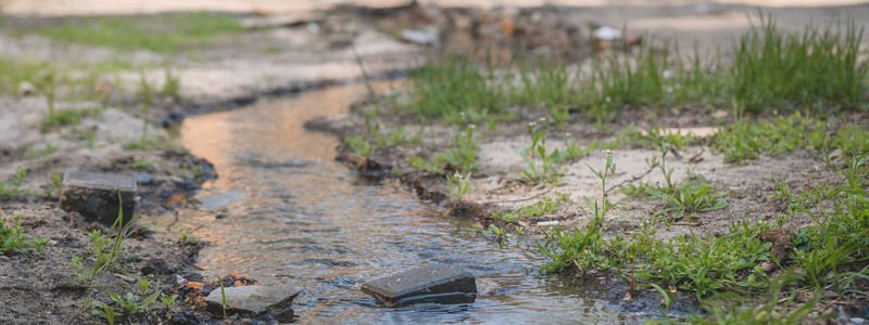 В Днепре улицу Новоселовскую уже полгода заливает водой