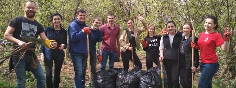 В Днепре сотрудники Альфа-Банка Украина и Укрсоцбанка вышли на уборку города