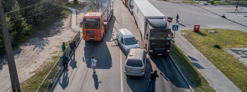 В Днепре на Набережной Победы столкнулись две легковушки и фура: движение затруднено