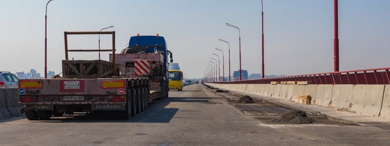 На Новом мосту в Днепре наконец начали укладывать асфальт