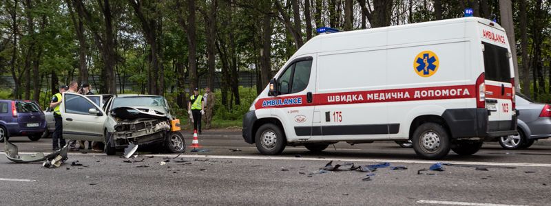 В Днепре на Космической столкнулись Renault и Mercedes: пострадали мужчина и женщина