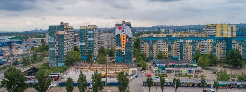 На одном из домов в Днепре растет огромная мороженка