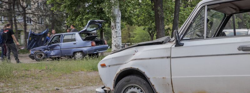 В Днепре на Калнышевского столкнулись ВАЗ и "Таврия": пострадала девушка