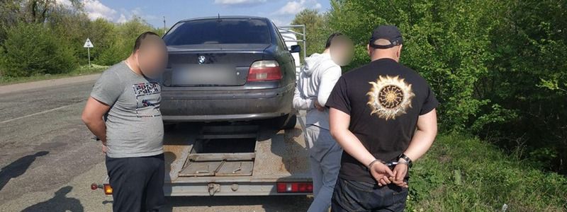 Патрульные Днепра задержали мужчин, которые скрывались от полиции на эвакуаторе 
