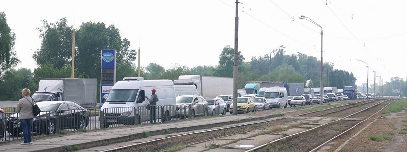 Движение на Кайдакском мосту и набережной парализовано: на Донецком шоссе столкнулись 4 авто