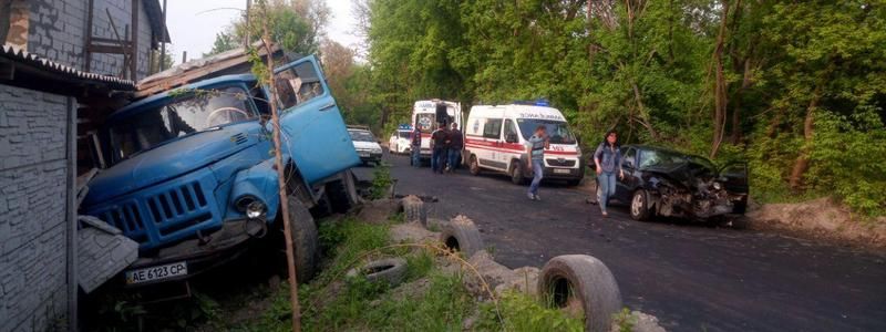 В Днепре лоб в лоб столкнулись ЗИЛ и такси Daewoo с детьми в салоне: пострадали трое