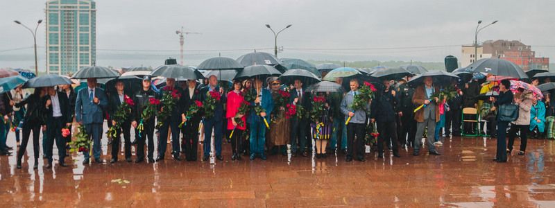 В Днепре под проливным дождем возложили цветы к памятнику Славы