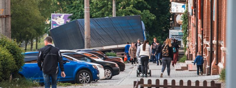 В Днепре на проспекте Поля у фуры отказали тормоза: она вылетела на тротуар