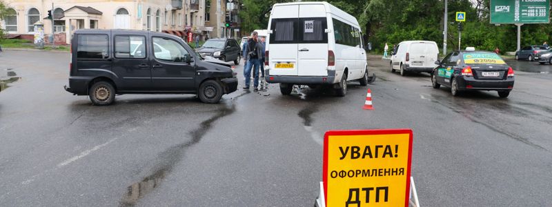 В Днепре на Криворожской Fiat влетел в маршрутку с пассажирами