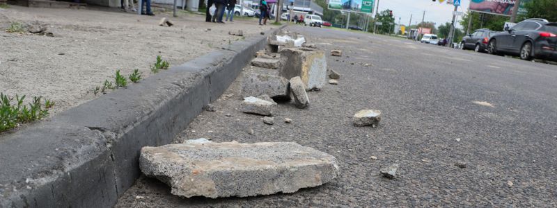 В Днепре на Космической из манипулятора на ходу посыпался шлакоблок