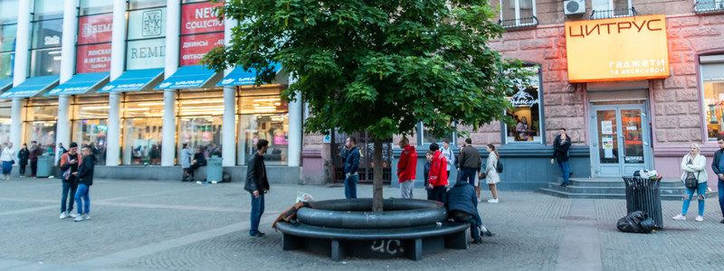 В Днепре на Европейской площади умер мужчина