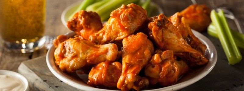 Полезные и вкусные рецепты: как приготовить куриные крылья в сладком чили соусе с толченым картофелем