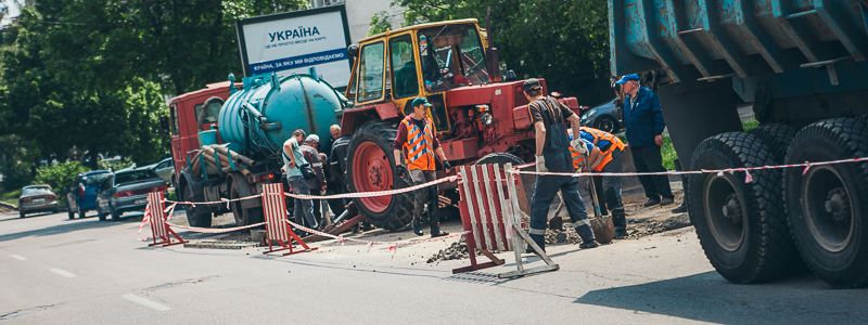 В Днепре на Антоновича образовалась яма глубиной 3 метра