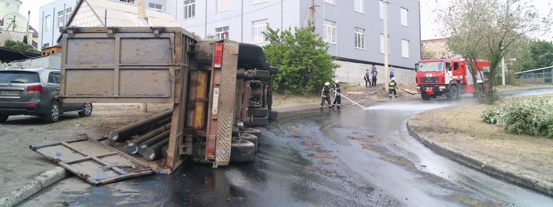 В Днепре перевернулась фура с металлом: пострадал водитель