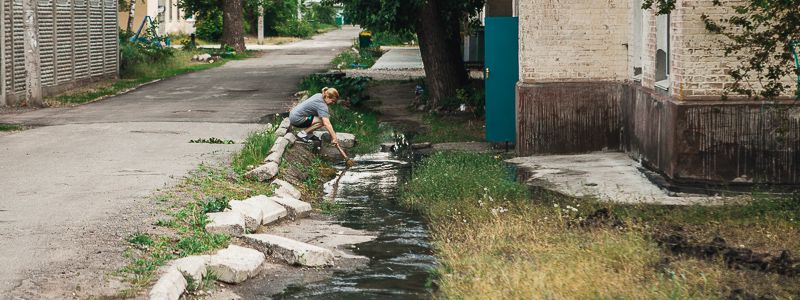 В Днепре двор жилого дома залило нечистотами