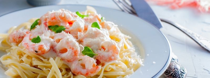Полезные и вкусные рецепты: как приготовить пасту с креветками в сливочно-чесночном соусе