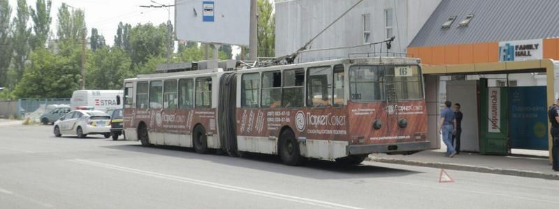 В Днепре на Тополиной троллейбус № 16 наехал на женщину