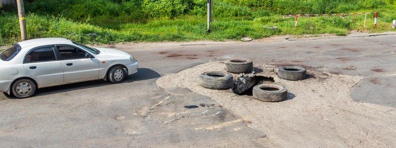 В Днепре на проспекте Свободы под грузовиком провалился асфальт