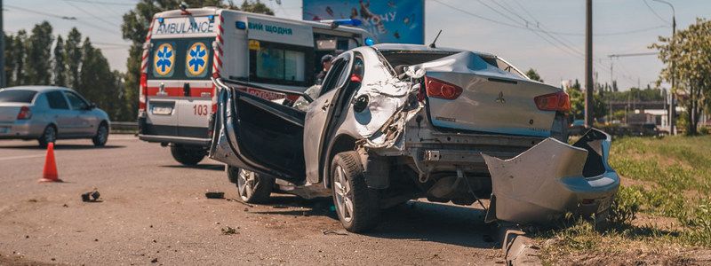 В Днепре на Набережной Заводской Mitsubishi врезался в столб: пострадали мужчина и девушка