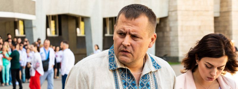 "По зову сердца": в Днепре Филатов и сотрудники мэрии пришли на работу в вышиванках