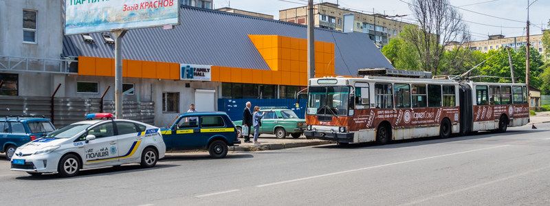 В Днепре на Тополиной троллейбус наехал на женщину: семья пострадавшей ищет свидетелей