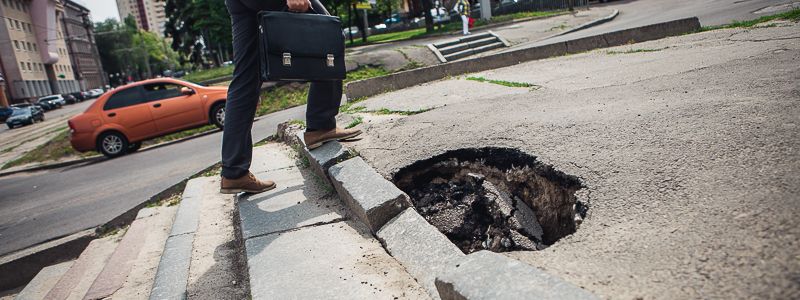 В центре Днепра, возле остановки, провалился асфальт: там постоянно ходят люди