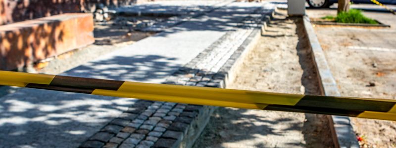 В центре Днепра наконец чинят покусанный тротуар
